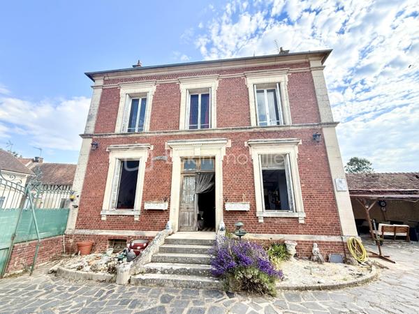 Sur un terrain clos de 1900m² environ, venez découvrir cette propriété composée de:

- Une maison ancienne datant de 1888  (maison principale) de 130m² environ habitables avec une entrée, une cuisine séparée, un séjour ainsi qu'un WC. Le tout en Rez-de-Chaussée.
Au premier étage, un pallier desservant deux chambres spacieuses ainsi qu'une salle de bain.
Au second et dernier étage se trouve le grenier, pouvant rajouter deux chambres supplémentaires aux deux déjà présentes.

- A cela s'ajoute une dépendance de 50m² environ, pouvant faire office de deuxième habitation. Celle-ci se compose d'un espace de vie (cuisine + séjour), d'une chambre ainsi que d'une pièce d'eau avec WC.

- Enfin, un bâtiment de 26m² environ (anciennement utilisé comme institut) pouvant aujourd'hui devenir un studio, un bureau, ou autre chose en fonction de vos envies/besoins.

Sans oublier à l'extérieur: La cave / L'espace "Pergola", gage de bons moments / Ainsi que les différentes zones de stockages.

Une rénovation du bien est certes à prévoir mais cela n'enlève rien au potentiel de l'ensemble et au cachet de la bâtisse d'antan.

Un renseignement? Une visite? N'hésitez plus!