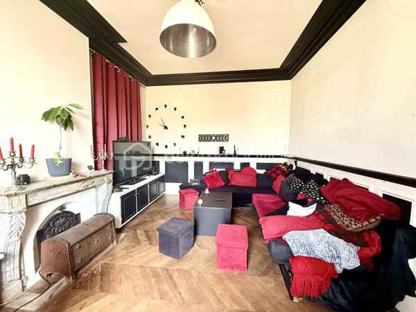 Sur un terrain clos de 1900m² environ, venez découvrir cette propriété composée de:

- Une maison ancienne datant de 1888  (maison principale) de 130m² environ habitables avec une entrée, une cuisine séparée, un séjour ainsi qu'un WC. Le tout en Rez-de-Chaussée.
Au premier étage, un pallier desservant deux chambres spacieuses ainsi qu'une salle de bain.
Au second et dernier étage se trouve le grenier, pouvant rajouter deux chambres supplémentaires aux deux déjà présentes.

- A cela s'ajoute une dépendance de 50m² environ, pouvant faire office de deuxième habitation. Celle-ci se compose d'un espace de vie (cuisine + séjour), d'une chambre ainsi que d'une pièce d'eau avec WC.

- Enfin, un bâtiment de 26m² environ (anciennement utilisé comme institut) pouvant aujourd'hui devenir un studio, un bureau, ou autre chose en fonction de vos envies/besoins.

Sans oublier à l'extérieur: La cave / L'espace "Pergola", gage de bons moments / Ainsi que les différentes zones de stockages.

Une rénovation du bien est certes à prévoir mais cela n'enlève rien au potentiel de l'ensemble et au cachet de la bâtisse d'antan.

Un renseignement? Une visite? N'hésitez plus!