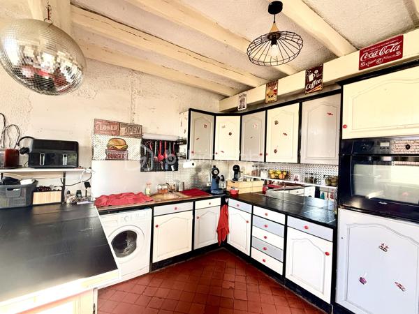 Sur un terrain clos de 1900m² environ, venez découvrir cette propriété composée de:

- Une maison ancienne datant de 1888  (maison principale) de 130m² environ habitables avec une entrée, une cuisine séparée, un séjour ainsi qu'un WC. Le tout en Rez-de-Chaussée.
Au premier étage, un pallier desservant deux chambres spacieuses ainsi qu'une salle de bain.
Au second et dernier étage se trouve le grenier, pouvant rajouter deux chambres supplémentaires aux deux déjà présentes.

- A cela s'ajoute une dépendance de 50m² environ, pouvant faire office de deuxième habitation. Celle-ci se compose d'un espace de vie (cuisine + séjour), d'une chambre ainsi que d'une pièce d'eau avec WC.

- Enfin, un bâtiment de 26m² environ (anciennement utilisé comme institut) pouvant aujourd'hui devenir un studio, un bureau, ou autre chose en fonction de vos envies/besoins.

Sans oublier à l'extérieur: La cave / L'espace "Pergola", gage de bons moments / Ainsi que les différentes zones de stockages.

Une rénovation du bien est certes à prévoir mais cela n'enlève rien au potentiel de l'ensemble et au cachet de la bâtisse d'antan.

Un renseignement? Une visite? N'hésitez plus!