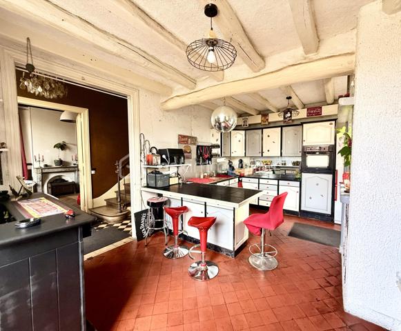 Sur un terrain clos de 1900m² environ, venez découvrir cette propriété composée de:

- Une maison ancienne datant de 1888  (maison principale) de 130m² environ habitables avec une entrée, une cuisine séparée, un séjour ainsi qu'un WC. Le tout en Rez-de-Chaussée.
Au premier étage, un pallier desservant deux chambres spacieuses ainsi qu'une salle de bain.
Au second et dernier étage se trouve le grenier, pouvant rajouter deux chambres supplémentaires aux deux déjà présentes.

- A cela s'ajoute une dépendance de 50m² environ, pouvant faire office de deuxième habitation. Celle-ci se compose d'un espace de vie (cuisine + séjour), d'une chambre ainsi que d'une pièce d'eau avec WC.

- Enfin, un bâtiment de 26m² environ (anciennement utilisé comme institut) pouvant aujourd'hui devenir un studio, un bureau, ou autre chose en fonction de vos envies/besoins.

Sans oublier à l'extérieur: La cave / L'espace "Pergola", gage de bons moments / Ainsi que les différentes zones de stockages.

Une rénovation du bien est certes à prévoir mais cela n'enlève rien au potentiel de l'ensemble et au cachet de la bâtisse d'antan.

Un renseignement? Une visite? N'hésitez plus!