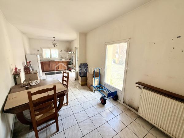 Sur un terrain clos de 1900m² environ, venez découvrir cette propriété composée de:

- Une maison ancienne datant de 1888  (maison principale) de 130m² environ habitables avec une entrée, une cuisine séparée, un séjour ainsi qu'un WC. Le tout en Rez-de-Chaussée.
Au premier étage, un pallier desservant deux chambres spacieuses ainsi qu'une salle de bain.
Au second et dernier étage se trouve le grenier, pouvant rajouter deux chambres supplémentaires aux deux déjà présentes.

- A cela s'ajoute une dépendance de 50m² environ, pouvant faire office de deuxième habitation. Celle-ci se compose d'un espace de vie (cuisine + séjour), d'une chambre ainsi que d'une pièce d'eau avec WC.

- Enfin, un bâtiment de 26m² environ (anciennement utilisé comme institut) pouvant aujourd'hui devenir un studio, un bureau, ou autre chose en fonction de vos envies/besoins.

Sans oublier à l'extérieur: La cave / L'espace "Pergola", gage de bons moments / Ainsi que les différentes zones de stockages.

Une rénovation du bien est certes à prévoir mais cela n'enlève rien au potentiel de l'ensemble et au cachet de la bâtisse d'antan.

Un renseignement? Une visite? N'hésitez plus!