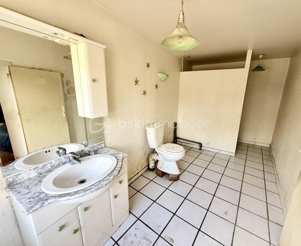 Sur un terrain clos de 1900m² environ, venez découvrir cette propriété composée de:

- Une maison ancienne datant de 1888  (maison principale) de 130m² environ habitables avec une entrée, une cuisine séparée, un séjour ainsi qu'un WC. Le tout en Rez-de-Chaussée.
Au premier étage, un pallier desservant deux chambres spacieuses ainsi qu'une salle de bain.
Au second et dernier étage se trouve le grenier, pouvant rajouter deux chambres supplémentaires aux deux déjà présentes.

- A cela s'ajoute une dépendance de 50m² environ, pouvant faire office de deuxième habitation. Celle-ci se compose d'un espace de vie (cuisine + séjour), d'une chambre ainsi que d'une pièce d'eau avec WC.

- Enfin, un bâtiment de 26m² environ (anciennement utilisé comme institut) pouvant aujourd'hui devenir un studio, un bureau, ou autre chose en fonction de vos envies/besoins.

Sans oublier à l'extérieur: La cave / L'espace "Pergola", gage de bons moments / Ainsi que les différentes zones de stockages.

Une rénovation du bien est certes à prévoir mais cela n'enlève rien au potentiel de l'ensemble et au cachet de la bâtisse d'antan.

Un renseignement? Une visite? N'hésitez plus!