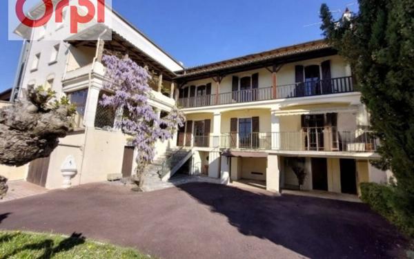 Immeuble à vendre    7 pièces •  Saint-Martory