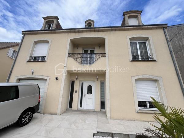 Maison de 2008 d'environ 230 m² située dans un quartier calme avec T2 indépendant.

Au rez-de-chaussée une entrée, un garage avec porte motorisée
Au 1er étage très grand palier desservant une belle pièce de vie avec cheminée donnant sur la terrasse carrelée de 70 m2 et le jardin, une cuisine entièrement aménagée et équipée, une salle de bain avec WC et une chambre.
Au 2ème étage trois grandes chambres, un bureau, une salle de bain avec WC.

Un appartement de 45 m2 avec entrée indépendante disposant d'un salon, d'une cuisine aménagée, une chambre, un bureau et une sdb complete ce bien
Possibilité de revenu locatif très intéressant
Chaudière gaz de 2022.