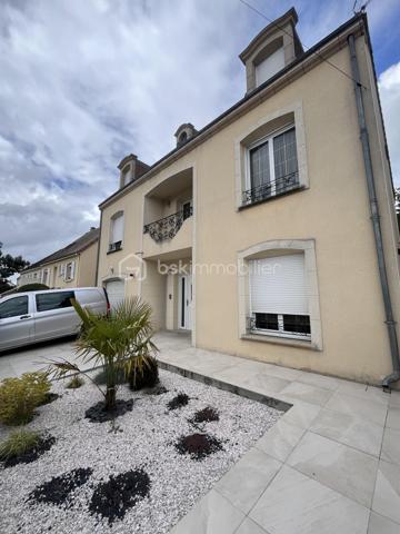 Maison de 2008 d'environ 230 m² située dans un quartier calme avec T2 indépendant.

Au rez-de-chaussée une entrée, un garage avec porte motorisée
Au 1er étage très grand palier desservant une belle pièce de vie avec cheminée donnant sur la terrasse carrelée de 70 m2 et le jardin, une cuisine entièrement aménagée et équipée, une salle de bain avec WC et une chambre.
Au 2ème étage trois grandes chambres, un bureau, une salle de bain avec WC.

Un appartement de 45 m2 avec entrée indépendante disposant d'un salon, d'une cuisine aménagée, une chambre, un bureau et une sdb complete ce bien
Possibilité de revenu locatif très intéressant
Chaudière gaz de 2022.