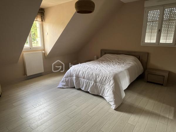 Maison de 2008 d'environ 230 m² située dans un quartier calme avec T2 indépendant.

Au rez-de-chaussée une entrée, un garage avec porte motorisée
Au 1er étage très grand palier desservant une belle pièce de vie avec cheminée donnant sur la terrasse carrelée de 70 m2 et le jardin, une cuisine entièrement aménagée et équipée, une salle de bain avec WC et une chambre.
Au 2ème étage trois grandes chambres, un bureau, une salle de bain avec WC.

Un appartement de 45 m2 avec entrée indépendante disposant d'un salon, d'une cuisine aménagée, une chambre, un bureau et une sdb complete ce bien
Possibilité de revenu locatif très intéressant
Chaudière gaz de 2022.