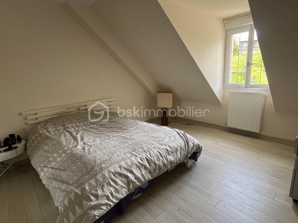 Maison de 2008 d'environ 230 m² située dans un quartier calme avec T2 indépendant.

Au rez-de-chaussée une entrée, un garage avec porte motorisée
Au 1er étage très grand palier desservant une belle pièce de vie avec cheminée donnant sur la terrasse carrelée de 70 m2 et le jardin, une cuisine entièrement aménagée et équipée, une salle de bain avec WC et une chambre.
Au 2ème étage trois grandes chambres, un bureau, une salle de bain avec WC.

Un appartement de 45 m2 avec entrée indépendante disposant d'un salon, d'une cuisine aménagée, une chambre, un bureau et une sdb complete ce bien
Possibilité de revenu locatif très intéressant
Chaudière gaz de 2022.