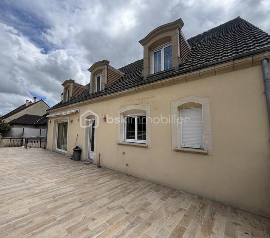 Maison de 2008 d'environ 230 m² située dans un quartier calme avec T2 indépendant.

Au rez-de-chaussée une entrée, un garage avec porte motorisée
Au 1er étage très grand palier desservant une belle pièce de vie avec cheminée donnant sur la terrasse carrelée de 70 m2 et le jardin, une cuisine entièrement aménagée et équipée, une salle de bain avec WC et une chambre.
Au 2ème étage trois grandes chambres, un bureau, une salle de bain avec WC.

Un appartement de 45 m2 avec entrée indépendante disposant d'un salon, d'une cuisine aménagée, une chambre, un bureau et une sdb complete ce bien
Possibilité de revenu locatif très intéressant
Chaudière gaz de 2022.