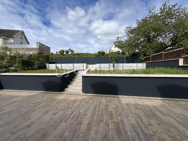 Maison de 2008 d'environ 230 m² située dans un quartier calme avec T2 indépendant.

Au rez-de-chaussée une entrée, un garage avec porte motorisée
Au 1er étage très grand palier desservant une belle pièce de vie avec cheminée donnant sur la terrasse carrelée de 70 m2 et le jardin, une cuisine entièrement aménagée et équipée, une salle de bain avec WC et une chambre.
Au 2ème étage trois grandes chambres, un bureau, une salle de bain avec WC.

Un appartement de 45 m2 avec entrée indépendante disposant d'un salon, d'une cuisine aménagée, une chambre, un bureau et une sdb complete ce bien
Possibilité de revenu locatif très intéressant
Chaudière gaz de 2022.