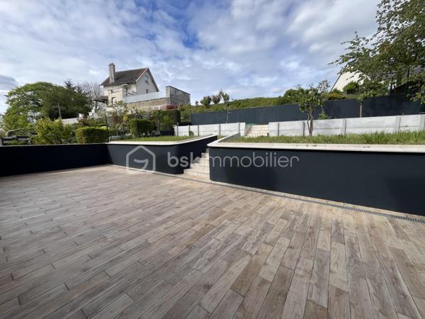 Maison de 2008 d'environ 230 m² située dans un quartier calme avec T2 indépendant.

Au rez-de-chaussée une entrée, un garage avec porte motorisée
Au 1er étage très grand palier desservant une belle pièce de vie avec cheminée donnant sur la terrasse carrelée de 70 m2 et le jardin, une cuisine entièrement aménagée et équipée, une salle de bain avec WC et une chambre.
Au 2ème étage trois grandes chambres, un bureau, une salle de bain avec WC.

Un appartement de 45 m2 avec entrée indépendante disposant d'un salon, d'une cuisine aménagée, une chambre, un bureau et une sdb complete ce bien
Possibilité de revenu locatif très intéressant
Chaudière gaz de 2022.