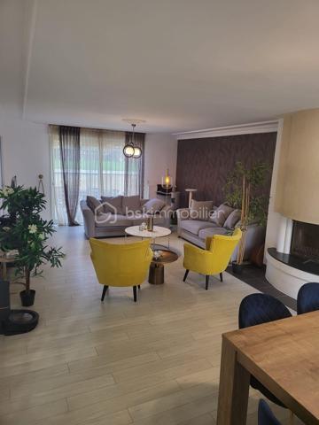 Maison de 2008 d'environ 230 m² située dans un quartier calme avec T2 indépendant.

Au rez-de-chaussée une entrée, un garage avec porte motorisée
Au 1er étage très grand palier desservant une belle pièce de vie avec cheminée donnant sur la terrasse carrelée de 70 m2 et le jardin, une cuisine entièrement aménagée et équipée, une salle de bain avec WC et une chambre.
Au 2ème étage trois grandes chambres, un bureau, une salle de bain avec WC.

Un appartement de 45 m2 avec entrée indépendante disposant d'un salon, d'une cuisine aménagée, une chambre, un bureau et une sdb complete ce bien
Possibilité de revenu locatif très intéressant
Chaudière gaz de 2022.