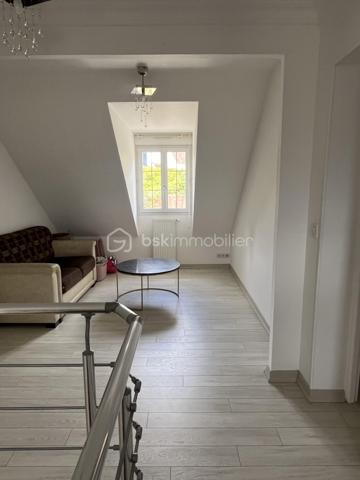 Maison de 2008 d'environ 230 m² située dans un quartier calme avec T2 indépendant.

Au rez-de-chaussée une entrée, un garage avec porte motorisée
Au 1er étage très grand palier desservant une belle pièce de vie avec cheminée donnant sur la terrasse carrelée de 70 m2 et le jardin, une cuisine entièrement aménagée et équipée, une salle de bain avec WC et une chambre.
Au 2ème étage trois grandes chambres, un bureau, une salle de bain avec WC.

Un appartement de 45 m2 avec entrée indépendante disposant d'un salon, d'une cuisine aménagée, une chambre, un bureau et une sdb complete ce bien
Possibilité de revenu locatif très intéressant
Chaudière gaz de 2022.