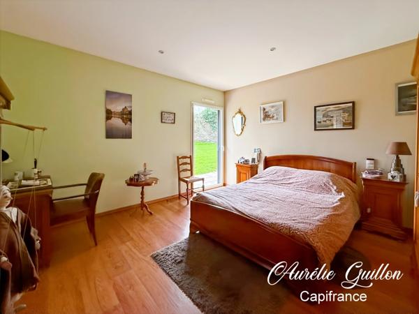 Maison d’architecte de plain-pied de 254m² avec piscine intérieure et terrain de 3000m² en plein cœur de Ploërmel