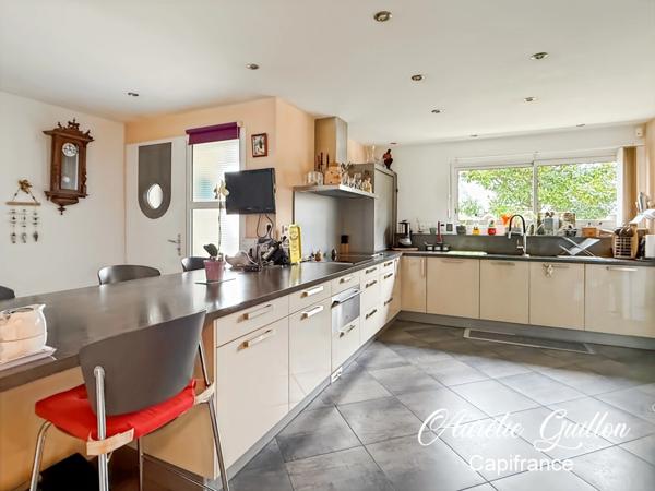 Maison d’architecte de plain-pied de 254m² avec piscine intérieure et terrain de 3000m² en plein cœur de Ploërmel