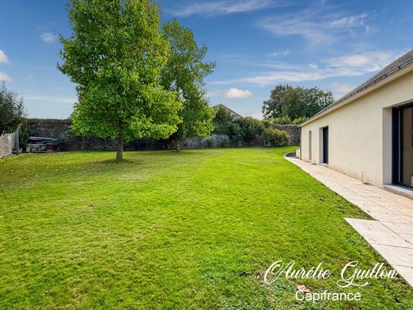 Maison d’architecte de plain-pied de 254m² avec piscine intérieure et terrain de 3000m² en plein cœur de Ploërmel