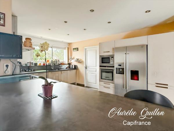 Maison d’architecte de plain-pied de 254m² avec piscine intérieure et terrain de 3000m² en plein cœur de Ploërmel