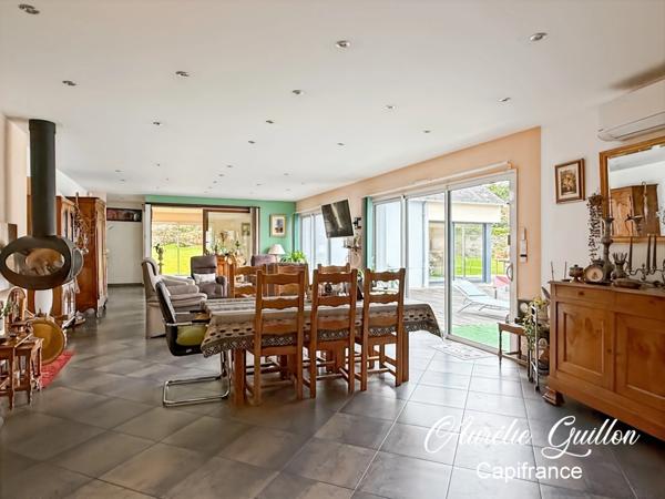 Maison d’architecte de plain-pied de 254m² avec piscine intérieure et terrain de 3000m² en plein cœur de Ploërmel