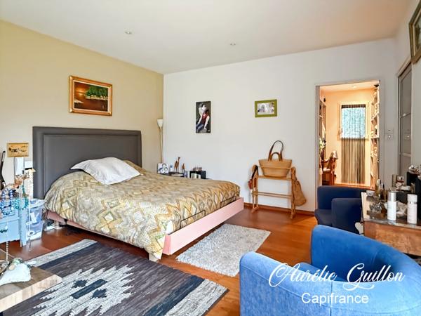 Maison d’architecte de plain-pied de 254m² avec piscine intérieure et terrain de 3000m² en plein cœur de Ploërmel