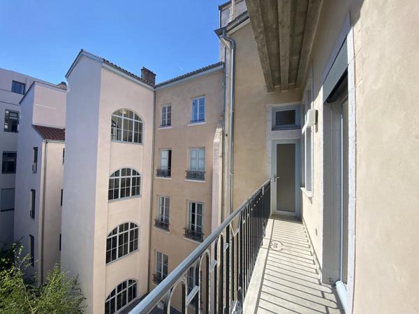 T3 cuisine équipée – Balcon – Place Bellecour