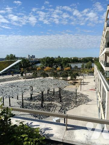 Situé dans le quartier de la Bastide, à proximité immédiate des transports et commerces et à 5 ...