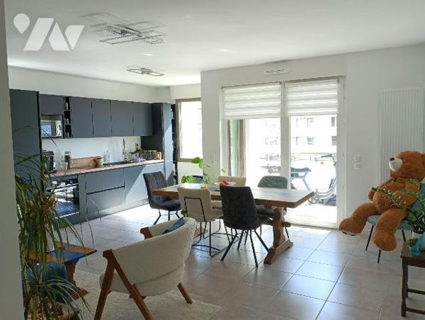 Situé dans le quartier de la Bastide, à proximité immédiate des transports et commerces et à 5 ...