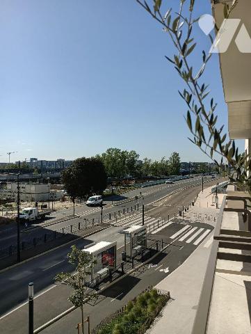 Situé dans le quartier de la Bastide, à proximité immédiate des transports et commerces et à 5 ...