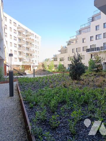 Situé dans le quartier de la Bastide, à proximité immédiate des transports et commerces et à 5 ...