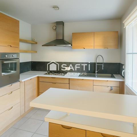 Entre mer et ville, découvrez cette maison familiale entièrement rénové avec soin.