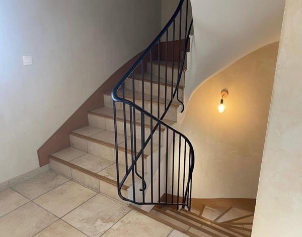 Entre mer et ville, découvrez cette maison familiale entièrement rénové avec soin.