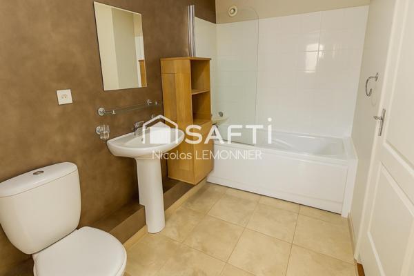 Entre mer et ville, découvrez cette maison familiale entièrement rénové avec soin.