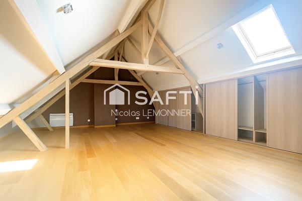 Entre mer et ville, découvrez cette maison familiale entièrement rénové avec soin.