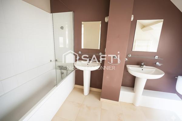 Entre mer et ville, découvrez cette maison familiale entièrement rénové avec soin.