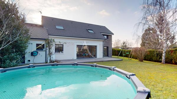 Maison familiale individuelle contemporaine avec jardin, piscine hors sol et suite parentale