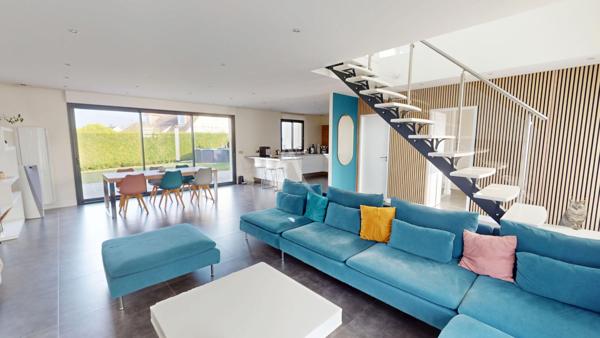 Maison familiale individuelle contemporaine avec jardin, piscine hors sol et suite parentale