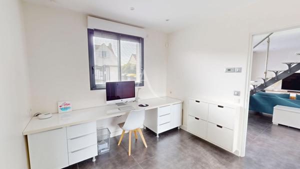 Maison familiale individuelle contemporaine avec jardin, piscine hors sol et suite parentale