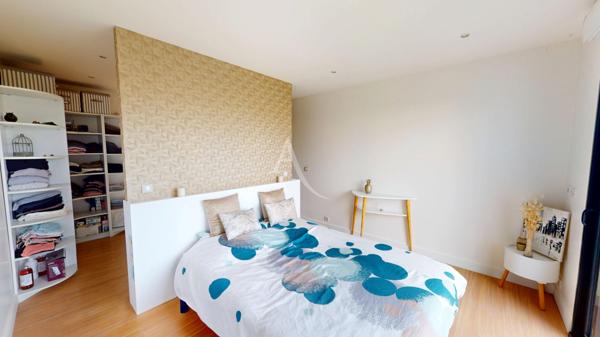 Maison familiale individuelle contemporaine avec jardin, piscine hors sol et suite parentale