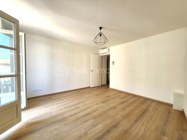 EN EXLUSIVITÉ

 Idéalement située à BESSAN à deux pas de toutes les commodités à pied,coup de cœur assuré pour cette magnifique maison de village traversante et très lumineuse de 130 m² habitables sur une parcelle totale de 219 m², entièrement rénovée à neuf du sol au plafond,

Seuls les murs d'origine ont été conservés : tout a été refait à neuf, de la façade jusqu'à l'intérieur (isolation, façade, planchers, toiture, électricité, plomberie...). 
 Pour une sérénité totale, la vente bénéficie d'une garantie décennale et d'une assurance dommage-ouvrage (fin de chantier tout juste réceptionnée).
Grâce à ses prestations énergétiques exceptionnelles, le bien affiche un DPE en A et des émissions de gaz à effet de serre en A.
Vous profitez ainsi du confort absolu d'un bien neuf doté d'une climatisation réversible dans toutes les pièces.

La disposition de la maison :

- Au rez-de-chaussée : Une superbe pièce de vie traversante de 46 m² baignée de lumière, comprenant une cuisine moderne entièrement neuve et équipée (avec tout son électroménager), ouverte sur un séjour-salle à manger,   avec un accès direct sur la cour ( conduit existant pour un poêle à bois ou poêle à granulés ) 
- Au 1er étage : Deux belles chambres de 14 m² et 16 m²( dont une avec un petit balcon), ainsi qu'une salle de bains de 7,50 m² avec WC.
- Au 2e étage : Deux autres chambres de 14 m² et 16 m² équipées de Velux motorisés ), accompagnées d'une salle d'eau de 7,40 m² avec WC.

Les extérieurs et les annexes :

- Une charmante cour extérieure sans aucun vis-à-vis, piscinable (sous réserve de l'accord de la mairie / déclaration préalable validée), et aménageable selon vos envies.
- Une remise de 24 m² électrifiée (idéale pour le stockage, un atelier ou autre).
- Un véritable luxe en centre-village : deux places de parking privatives (une première place extérieure située juste devant le portail, et une seconde place sécurisée à l'intérieur, après le portail).

La localisation :
Située à Bessan, village authentique et dynamique du Languedoc doté de tous les commerces et services de proximité accessibles à pied. Sa position géographique est idéale : à seulement quelques minutes de l'autoroute A9 et à peine 10-15 minutes des plages de la Méditerranée (Agde, Vias).

Une opportunité rare sur le marché, associant performances énergétiques de pointe, prestations domotiques et haut de gamme, et douceur de vivre du Sud.
N'hésitez pas à me contacter pour plus de renseignements.