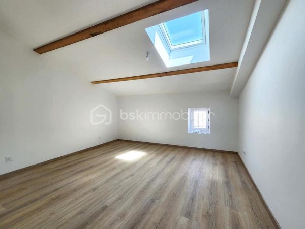 EN EXLUSIVITÉ

 Idéalement située à BESSAN à deux pas de toutes les commodités à pied,coup de cœur assuré pour cette magnifique maison de village traversante et très lumineuse de 130 m² habitables sur une parcelle totale de 219 m², entièrement rénovée à neuf du sol au plafond,

Seuls les murs d'origine ont été conservés : tout a été refait à neuf, de la façade jusqu'à l'intérieur (isolation, façade, planchers, toiture, électricité, plomberie...). 
 Pour une sérénité totale, la vente bénéficie d'une garantie décennale et d'une assurance dommage-ouvrage (fin de chantier tout juste réceptionnée).
Grâce à ses prestations énergétiques exceptionnelles, le bien affiche un DPE en A et des émissions de gaz à effet de serre en A.
Vous profitez ainsi du confort absolu d'un bien neuf doté d'une climatisation réversible dans toutes les pièces.

La disposition de la maison :

- Au rez-de-chaussée : Une superbe pièce de vie traversante de 46 m² baignée de lumière, comprenant une cuisine moderne entièrement neuve et équipée (avec tout son électroménager), ouverte sur un séjour-salle à manger,   avec un accès direct sur la cour ( conduit existant pour un poêle à bois ou poêle à granulés ) 
- Au 1er étage : Deux belles chambres de 14 m² et 16 m²( dont une avec un petit balcon), ainsi qu'une salle de bains de 7,50 m² avec WC.
- Au 2e étage : Deux autres chambres de 14 m² et 16 m² équipées de Velux motorisés ), accompagnées d'une salle d'eau de 7,40 m² avec WC.

Les extérieurs et les annexes :

- Une charmante cour extérieure sans aucun vis-à-vis, piscinable (sous réserve de l'accord de la mairie / déclaration préalable validée), et aménageable selon vos envies.
- Une remise de 24 m² électrifiée (idéale pour le stockage, un atelier ou autre).
- Un véritable luxe en centre-village : deux places de parking privatives (une première place extérieure située juste devant le portail, et une seconde place sécurisée à l'intérieur, après le portail).

La localisation :
Située à Bessan, village authentique et dynamique du Languedoc doté de tous les commerces et services de proximité accessibles à pied. Sa position géographique est idéale : à seulement quelques minutes de l'autoroute A9 et à peine 10-15 minutes des plages de la Méditerranée (Agde, Vias).

Une opportunité rare sur le marché, associant performances énergétiques de pointe, prestations domotiques et haut de gamme, et douceur de vivre du Sud.
N'hésitez pas à me contacter pour plus de renseignements.