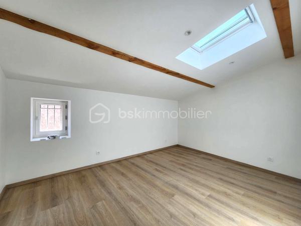 EN EXLUSIVITÉ

 Idéalement située à BESSAN à deux pas de toutes les commodités à pied,coup de cœur assuré pour cette magnifique maison de village traversante et très lumineuse de 130 m² habitables sur une parcelle totale de 219 m², entièrement rénovée à neuf du sol au plafond,

Seuls les murs d'origine ont été conservés : tout a été refait à neuf, de la façade jusqu'à l'intérieur (isolation, façade, planchers, toiture, électricité, plomberie...). 
 Pour une sérénité totale, la vente bénéficie d'une garantie décennale et d'une assurance dommage-ouvrage (fin de chantier tout juste réceptionnée).
Grâce à ses prestations énergétiques exceptionnelles, le bien affiche un DPE en A et des émissions de gaz à effet de serre en A.
Vous profitez ainsi du confort absolu d'un bien neuf doté d'une climatisation réversible dans toutes les pièces.

La disposition de la maison :

- Au rez-de-chaussée : Une superbe pièce de vie traversante de 46 m² baignée de lumière, comprenant une cuisine moderne entièrement neuve et équipée (avec tout son électroménager), ouverte sur un séjour-salle à manger,   avec un accès direct sur la cour ( conduit existant pour un poêle à bois ou poêle à granulés ) 
- Au 1er étage : Deux belles chambres de 14 m² et 16 m²( dont une avec un petit balcon), ainsi qu'une salle de bains de 7,50 m² avec WC.
- Au 2e étage : Deux autres chambres de 14 m² et 16 m² équipées de Velux motorisés ), accompagnées d'une salle d'eau de 7,40 m² avec WC.

Les extérieurs et les annexes :

- Une charmante cour extérieure sans aucun vis-à-vis, piscinable (sous réserve de l'accord de la mairie / déclaration préalable validée), et aménageable selon vos envies.
- Une remise de 24 m² électrifiée (idéale pour le stockage, un atelier ou autre).
- Un véritable luxe en centre-village : deux places de parking privatives (une première place extérieure située juste devant le portail, et une seconde place sécurisée à l'intérieur, après le portail).

La localisation :
Située à Bessan, village authentique et dynamique du Languedoc doté de tous les commerces et services de proximité accessibles à pied. Sa position géographique est idéale : à seulement quelques minutes de l'autoroute A9 et à peine 10-15 minutes des plages de la Méditerranée (Agde, Vias).

Une opportunité rare sur le marché, associant performances énergétiques de pointe, prestations domotiques et haut de gamme, et douceur de vivre du Sud.
N'hésitez pas à me contacter pour plus de renseignements.