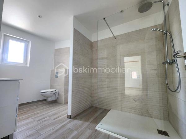 EN EXLUSIVITÉ

 Idéalement située à BESSAN à deux pas de toutes les commodités à pied,coup de cœur assuré pour cette magnifique maison de village traversante et très lumineuse de 130 m² habitables sur une parcelle totale de 219 m², entièrement rénovée à neuf du sol au plafond,

Seuls les murs d'origine ont été conservés : tout a été refait à neuf, de la façade jusqu'à l'intérieur (isolation, façade, planchers, toiture, électricité, plomberie...). 
 Pour une sérénité totale, la vente bénéficie d'une garantie décennale et d'une assurance dommage-ouvrage (fin de chantier tout juste réceptionnée).
Grâce à ses prestations énergétiques exceptionnelles, le bien affiche un DPE en A et des émissions de gaz à effet de serre en A.
Vous profitez ainsi du confort absolu d'un bien neuf doté d'une climatisation réversible dans toutes les pièces.

La disposition de la maison :

- Au rez-de-chaussée : Une superbe pièce de vie traversante de 46 m² baignée de lumière, comprenant une cuisine moderne entièrement neuve et équipée (avec tout son électroménager), ouverte sur un séjour-salle à manger,   avec un accès direct sur la cour ( conduit existant pour un poêle à bois ou poêle à granulés ) 
- Au 1er étage : Deux belles chambres de 14 m² et 16 m²( dont une avec un petit balcon), ainsi qu'une salle de bains de 7,50 m² avec WC.
- Au 2e étage : Deux autres chambres de 14 m² et 16 m² équipées de Velux motorisés ), accompagnées d'une salle d'eau de 7,40 m² avec WC.

Les extérieurs et les annexes :

- Une charmante cour extérieure sans aucun vis-à-vis, piscinable (sous réserve de l'accord de la mairie / déclaration préalable validée), et aménageable selon vos envies.
- Une remise de 24 m² électrifiée (idéale pour le stockage, un atelier ou autre).
- Un véritable luxe en centre-village : deux places de parking privatives (une première place extérieure située juste devant le portail, et une seconde place sécurisée à l'intérieur, après le portail).

La localisation :
Située à Bessan, village authentique et dynamique du Languedoc doté de tous les commerces et services de proximité accessibles à pied. Sa position géographique est idéale : à seulement quelques minutes de l'autoroute A9 et à peine 10-15 minutes des plages de la Méditerranée (Agde, Vias).

Une opportunité rare sur le marché, associant performances énergétiques de pointe, prestations domotiques et haut de gamme, et douceur de vivre du Sud.
N'hésitez pas à me contacter pour plus de renseignements.