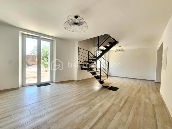 EN EXLUSIVITÉ

 Idéalement située à BESSAN à deux pas de toutes les commodités à pied,coup de cœur assuré pour cette magnifique maison de village traversante et très lumineuse de 130 m² habitables sur une parcelle totale de 219 m², entièrement rénovée à neuf du sol au plafond,

Seuls les murs d'origine ont été conservés : tout a été refait à neuf, de la façade jusqu'à l'intérieur (isolation, façade, planchers, toiture, électricité, plomberie...). 
 Pour une sérénité totale, la vente bénéficie d'une garantie décennale et d'une assurance dommage-ouvrage (fin de chantier tout juste réceptionnée).
Grâce à ses prestations énergétiques exceptionnelles, le bien affiche un DPE en A et des émissions de gaz à effet de serre en A.
Vous profitez ainsi du confort absolu d'un bien neuf doté d'une climatisation réversible dans toutes les pièces.

La disposition de la maison :

- Au rez-de-chaussée : Une superbe pièce de vie traversante de 46 m² baignée de lumière, comprenant une cuisine moderne entièrement neuve et équipée (avec tout son électroménager), ouverte sur un séjour-salle à manger,   avec un accès direct sur la cour ( conduit existant pour un poêle à bois ou poêle à granulés ) 
- Au 1er étage : Deux belles chambres de 14 m² et 16 m²( dont une avec un petit balcon), ainsi qu'une salle de bains de 7,50 m² avec WC.
- Au 2e étage : Deux autres chambres de 14 m² et 16 m² équipées de Velux motorisés ), accompagnées d'une salle d'eau de 7,40 m² avec WC.

Les extérieurs et les annexes :

- Une charmante cour extérieure sans aucun vis-à-vis, piscinable (sous réserve de l'accord de la mairie / déclaration préalable validée), et aménageable selon vos envies.
- Une remise de 24 m² électrifiée (idéale pour le stockage, un atelier ou autre).
- Un véritable luxe en centre-village : deux places de parking privatives (une première place extérieure située juste devant le portail, et une seconde place sécurisée à l'intérieur, après le portail).

La localisation :
Située à Bessan, village authentique et dynamique du Languedoc doté de tous les commerces et services de proximité accessibles à pied. Sa position géographique est idéale : à seulement quelques minutes de l'autoroute A9 et à peine 10-15 minutes des plages de la Méditerranée (Agde, Vias).

Une opportunité rare sur le marché, associant performances énergétiques de pointe, prestations domotiques et haut de gamme, et douceur de vivre du Sud.
N'hésitez pas à me contacter pour plus de renseignements.
