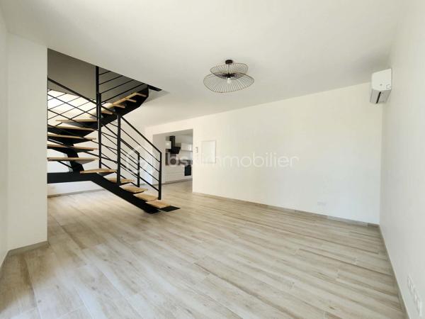 EN EXLUSIVITÉ

 Idéalement située à BESSAN à deux pas de toutes les commodités à pied,coup de cœur assuré pour cette magnifique maison de village traversante et très lumineuse de 130 m² habitables sur une parcelle totale de 219 m², entièrement rénovée à neuf du sol au plafond,

Seuls les murs d'origine ont été conservés : tout a été refait à neuf, de la façade jusqu'à l'intérieur (isolation, façade, planchers, toiture, électricité, plomberie...). 
 Pour une sérénité totale, la vente bénéficie d'une garantie décennale et d'une assurance dommage-ouvrage (fin de chantier tout juste réceptionnée).
Grâce à ses prestations énergétiques exceptionnelles, le bien affiche un DPE en A et des émissions de gaz à effet de serre en A.
Vous profitez ainsi du confort absolu d'un bien neuf doté d'une climatisation réversible dans toutes les pièces.

La disposition de la maison :

- Au rez-de-chaussée : Une superbe pièce de vie traversante de 46 m² baignée de lumière, comprenant une cuisine moderne entièrement neuve et équipée (avec tout son électroménager), ouverte sur un séjour-salle à manger,   avec un accès direct sur la cour ( conduit existant pour un poêle à bois ou poêle à granulés ) 
- Au 1er étage : Deux belles chambres de 14 m² et 16 m²( dont une avec un petit balcon), ainsi qu'une salle de bains de 7,50 m² avec WC.
- Au 2e étage : Deux autres chambres de 14 m² et 16 m² équipées de Velux motorisés ), accompagnées d'une salle d'eau de 7,40 m² avec WC.

Les extérieurs et les annexes :

- Une charmante cour extérieure sans aucun vis-à-vis, piscinable (sous réserve de l'accord de la mairie / déclaration préalable validée), et aménageable selon vos envies.
- Une remise de 24 m² électrifiée (idéale pour le stockage, un atelier ou autre).
- Un véritable luxe en centre-village : deux places de parking privatives (une première place extérieure située juste devant le portail, et une seconde place sécurisée à l'intérieur, après le portail).

La localisation :
Située à Bessan, village authentique et dynamique du Languedoc doté de tous les commerces et services de proximité accessibles à pied. Sa position géographique est idéale : à seulement quelques minutes de l'autoroute A9 et à peine 10-15 minutes des plages de la Méditerranée (Agde, Vias).

Une opportunité rare sur le marché, associant performances énergétiques de pointe, prestations domotiques et haut de gamme, et douceur de vivre du Sud.
N'hésitez pas à me contacter pour plus de renseignements.
