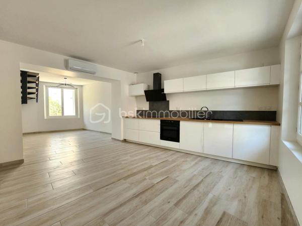 EN EXLUSIVITÉ

 Idéalement située à BESSAN à deux pas de toutes les commodités à pied,coup de cœur assuré pour cette magnifique maison de village traversante et très lumineuse de 130 m² habitables sur une parcelle totale de 219 m², entièrement rénovée à neuf du sol au plafond,

Seuls les murs d'origine ont été conservés : tout a été refait à neuf, de la façade jusqu'à l'intérieur (isolation, façade, planchers, toiture, électricité, plomberie...). 
 Pour une sérénité totale, la vente bénéficie d'une garantie décennale et d'une assurance dommage-ouvrage (fin de chantier tout juste réceptionnée).
Grâce à ses prestations énergétiques exceptionnelles, le bien affiche un DPE en A et des émissions de gaz à effet de serre en A.
Vous profitez ainsi du confort absolu d'un bien neuf doté d'une climatisation réversible dans toutes les pièces.

La disposition de la maison :

- Au rez-de-chaussée : Une superbe pièce de vie traversante de 46 m² baignée de lumière, comprenant une cuisine moderne entièrement neuve et équipée (avec tout son électroménager), ouverte sur un séjour-salle à manger,   avec un accès direct sur la cour ( conduit existant pour un poêle à bois ou poêle à granulés ) 
- Au 1er étage : Deux belles chambres de 14 m² et 16 m²( dont une avec un petit balcon), ainsi qu'une salle de bains de 7,50 m² avec WC.
- Au 2e étage : Deux autres chambres de 14 m² et 16 m² équipées de Velux motorisés ), accompagnées d'une salle d'eau de 7,40 m² avec WC.

Les extérieurs et les annexes :

- Une charmante cour extérieure sans aucun vis-à-vis, piscinable (sous réserve de l'accord de la mairie / déclaration préalable validée), et aménageable selon vos envies.
- Une remise de 24 m² électrifiée (idéale pour le stockage, un atelier ou autre).
- Un véritable luxe en centre-village : deux places de parking privatives (une première place extérieure située juste devant le portail, et une seconde place sécurisée à l'intérieur, après le portail).

La localisation :
Située à Bessan, village authentique et dynamique du Languedoc doté de tous les commerces et services de proximité accessibles à pied. Sa position géographique est idéale : à seulement quelques minutes de l'autoroute A9 et à peine 10-15 minutes des plages de la Méditerranée (Agde, Vias).

Une opportunité rare sur le marché, associant performances énergétiques de pointe, prestations domotiques et haut de gamme, et douceur de vivre du Sud.
N'hésitez pas à me contacter pour plus de renseignements.