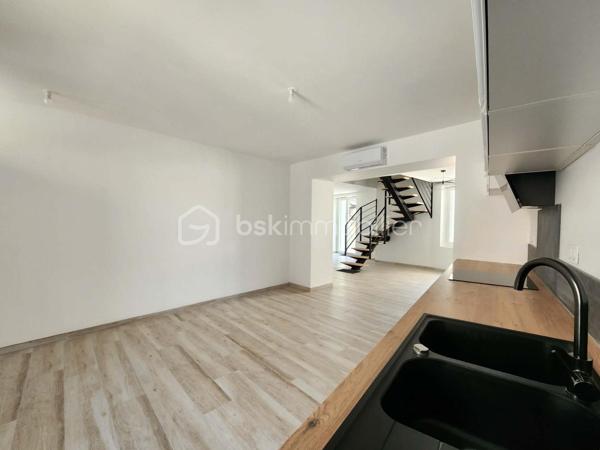 EN EXLUSIVITÉ

 Idéalement située à BESSAN à deux pas de toutes les commodités à pied,coup de cœur assuré pour cette magnifique maison de village traversante et très lumineuse de 130 m² habitables sur une parcelle totale de 219 m², entièrement rénovée à neuf du sol au plafond,

Seuls les murs d'origine ont été conservés : tout a été refait à neuf, de la façade jusqu'à l'intérieur (isolation, façade, planchers, toiture, électricité, plomberie...). 
 Pour une sérénité totale, la vente bénéficie d'une garantie décennale et d'une assurance dommage-ouvrage (fin de chantier tout juste réceptionnée).
Grâce à ses prestations énergétiques exceptionnelles, le bien affiche un DPE en A et des émissions de gaz à effet de serre en A.
Vous profitez ainsi du confort absolu d'un bien neuf doté d'une climatisation réversible dans toutes les pièces.

La disposition de la maison :

- Au rez-de-chaussée : Une superbe pièce de vie traversante de 46 m² baignée de lumière, comprenant une cuisine moderne entièrement neuve et équipée (avec tout son électroménager), ouverte sur un séjour-salle à manger,   avec un accès direct sur la cour ( conduit existant pour un poêle à bois ou poêle à granulés ) 
- Au 1er étage : Deux belles chambres de 14 m² et 16 m²( dont une avec un petit balcon), ainsi qu'une salle de bains de 7,50 m² avec WC.
- Au 2e étage : Deux autres chambres de 14 m² et 16 m² équipées de Velux motorisés ), accompagnées d'une salle d'eau de 7,40 m² avec WC.

Les extérieurs et les annexes :

- Une charmante cour extérieure sans aucun vis-à-vis, piscinable (sous réserve de l'accord de la mairie / déclaration préalable validée), et aménageable selon vos envies.
- Une remise de 24 m² électrifiée (idéale pour le stockage, un atelier ou autre).
- Un véritable luxe en centre-village : deux places de parking privatives (une première place extérieure située juste devant le portail, et une seconde place sécurisée à l'intérieur, après le portail).

La localisation :
Située à Bessan, village authentique et dynamique du Languedoc doté de tous les commerces et services de proximité accessibles à pied. Sa position géographique est idéale : à seulement quelques minutes de l'autoroute A9 et à peine 10-15 minutes des plages de la Méditerranée (Agde, Vias).

Une opportunité rare sur le marché, associant performances énergétiques de pointe, prestations domotiques et haut de gamme, et douceur de vivre du Sud.
N'hésitez pas à me contacter pour plus de renseignements.