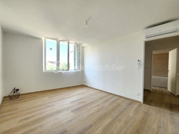 EN EXLUSIVITÉ

 Idéalement située à BESSAN à deux pas de toutes les commodités à pied,coup de cœur assuré pour cette magnifique maison de village traversante et très lumineuse de 130 m² habitables sur une parcelle totale de 219 m², entièrement rénovée à neuf du sol au plafond,

Seuls les murs d'origine ont été conservés : tout a été refait à neuf, de la façade jusqu'à l'intérieur (isolation, façade, planchers, toiture, électricité, plomberie...). 
 Pour une sérénité totale, la vente bénéficie d'une garantie décennale et d'une assurance dommage-ouvrage (fin de chantier tout juste réceptionnée).
Grâce à ses prestations énergétiques exceptionnelles, le bien affiche un DPE en A et des émissions de gaz à effet de serre en A.
Vous profitez ainsi du confort absolu d'un bien neuf doté d'une climatisation réversible dans toutes les pièces.

La disposition de la maison :

- Au rez-de-chaussée : Une superbe pièce de vie traversante de 46 m² baignée de lumière, comprenant une cuisine moderne entièrement neuve et équipée (avec tout son électroménager), ouverte sur un séjour-salle à manger,   avec un accès direct sur la cour ( conduit existant pour un poêle à bois ou poêle à granulés ) 
- Au 1er étage : Deux belles chambres de 14 m² et 16 m²( dont une avec un petit balcon), ainsi qu'une salle de bains de 7,50 m² avec WC.
- Au 2e étage : Deux autres chambres de 14 m² et 16 m² équipées de Velux motorisés ), accompagnées d'une salle d'eau de 7,40 m² avec WC.

Les extérieurs et les annexes :

- Une charmante cour extérieure sans aucun vis-à-vis, piscinable (sous réserve de l'accord de la mairie / déclaration préalable validée), et aménageable selon vos envies.
- Une remise de 24 m² électrifiée (idéale pour le stockage, un atelier ou autre).
- Un véritable luxe en centre-village : deux places de parking privatives (une première place extérieure située juste devant le portail, et une seconde place sécurisée à l'intérieur, après le portail).

La localisation :
Située à Bessan, village authentique et dynamique du Languedoc doté de tous les commerces et services de proximité accessibles à pied. Sa position géographique est idéale : à seulement quelques minutes de l'autoroute A9 et à peine 10-15 minutes des plages de la Méditerranée (Agde, Vias).

Une opportunité rare sur le marché, associant performances énergétiques de pointe, prestations domotiques et haut de gamme, et douceur de vivre du Sud.
N'hésitez pas à me contacter pour plus de renseignements.