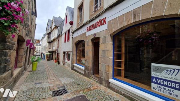AU 24 RUE DU MUR-COMMERCE AVEC APPARTEMENT A L'ETAGE