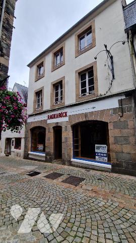 AU 24 RUE DU MUR-COMMERCE AVEC APPARTEMENT A L'ETAGE