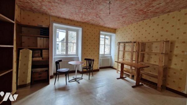 AU 24 RUE DU MUR-COMMERCE AVEC APPARTEMENT A L'ETAGE