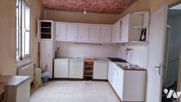 AU 24 RUE DU MUR-COMMERCE AVEC APPARTEMENT A L'ETAGE