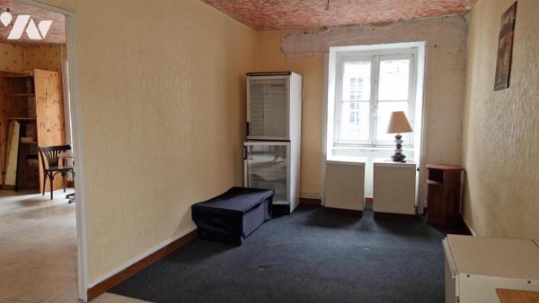 AU 24 RUE DU MUR-COMMERCE AVEC APPARTEMENT A L'ETAGE